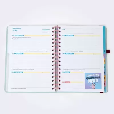 Agenda semanal aberta com argolas rosas e ilustração ESTADO CIVIL: orgulhosamente NERD
