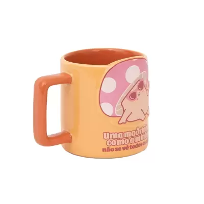 Caneca de cerâmica laranja com desenho de cogumelo cor-de-rosa e texto em português