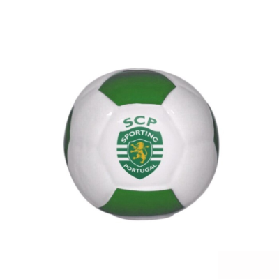 Bola de futebol verde e branca com logotipo do Sporting Clube de Portugal