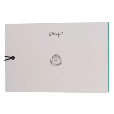 Livro ou caderno cinzento claro com fecho de cordão e texto mr. wonderful