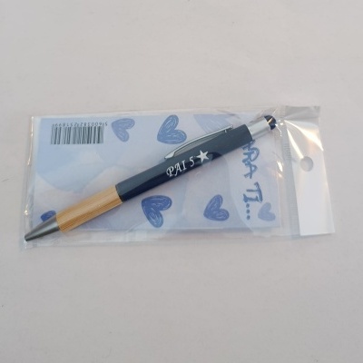 Caneta azul e madeira em embalagem plástica com decoração de corações azuis