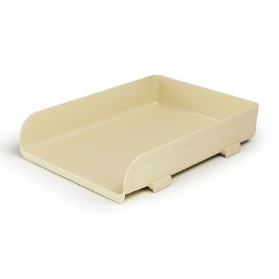 Tabuleiro de plástico bege com laterais baixas, visto de frente e ligeiramente de lado.