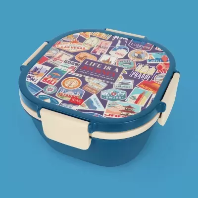 Pote de plástico azul com tampa decorada com desenhos de etiquetas de viagens e fechos creme