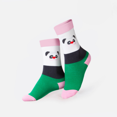 Meias coloridas com rosto de panda, em verde, preto, branco e rosa