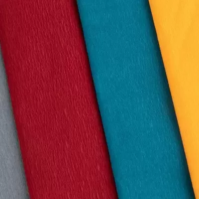 Rolos de papel crepom em cores cinzenta, vermelha, azul e amarela
