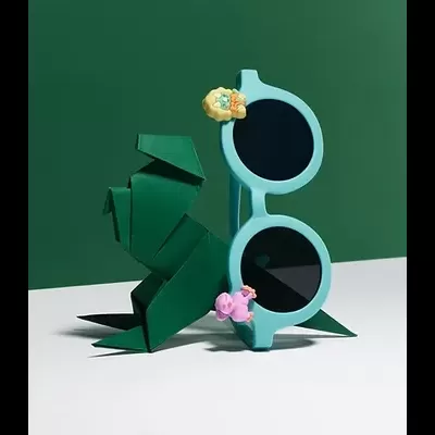 Óculos de sol azuis com acessórios decorativos em origami verde