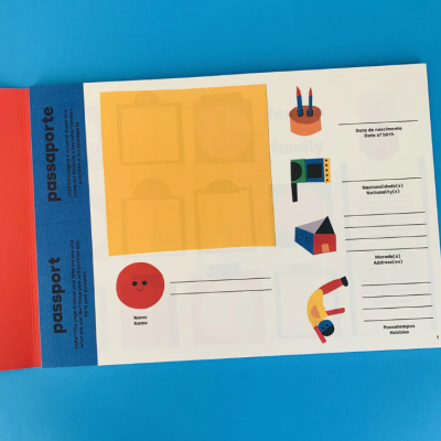 Passaporte infantil aberto com espaços para dados e fotos em fundo azul