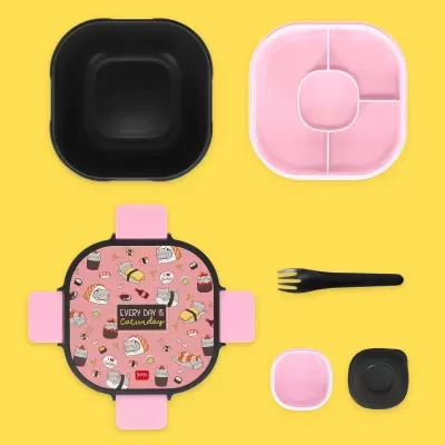 Conjunto lancheira de plástico rosa e preto com desenho de gatos e sushi