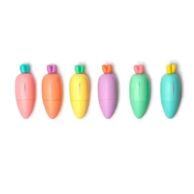 Seis esfoliantes em forma de cenoura em várias cores pastel alinhados