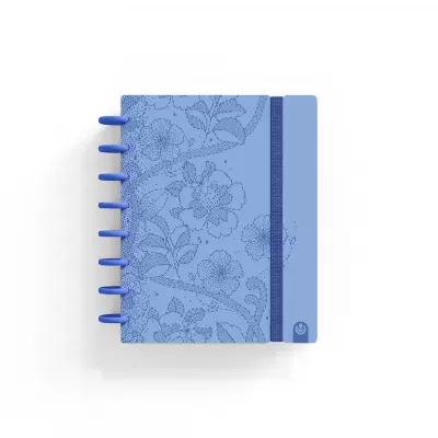 Caderno azul com padrão floral em relevo e elástico azul escuro