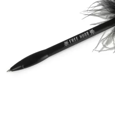 Caneta preta com texto 'FREE HUGS' e penas pretas na extremidade