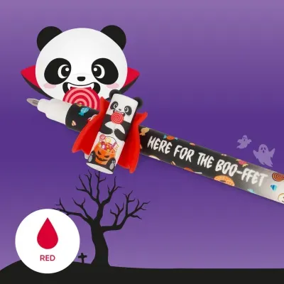 Caneta decorada com tema de Halloween e panda com pirulito, fundo roxo com sombras de árvores e fantasmas.