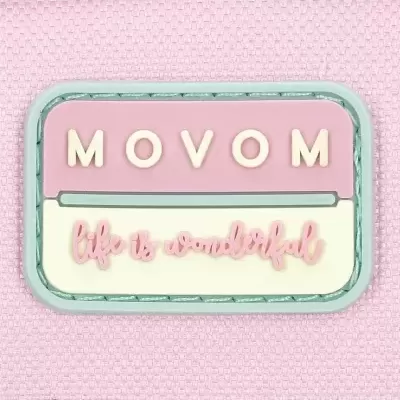 Etiqueta colorida com texto em bolsa ou mochila rosa