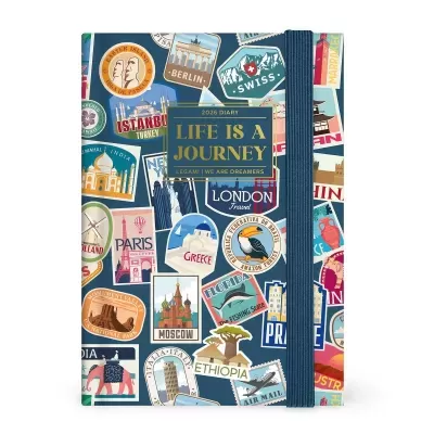 Caderno de capa dura decorado com autocolantes de viagem e fecho elástico azul.