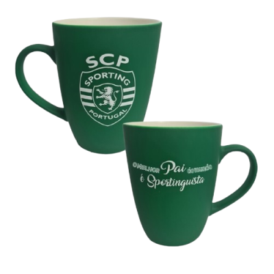 Duas canecas verdes com emblemas e texto do Sporting Portugal