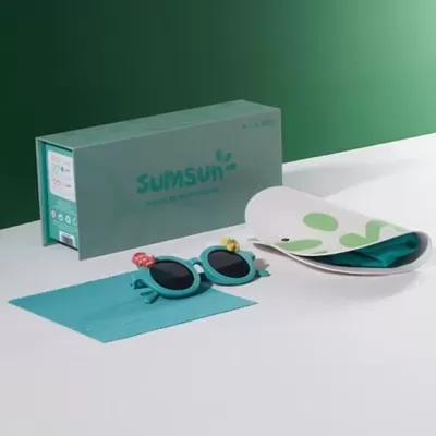 Óculos de sol infantis azuis com estojo branco e caixa verde