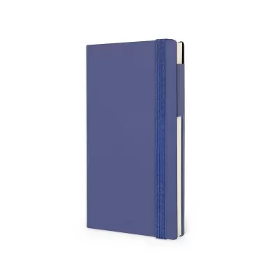 Caderno de capa dura azul com elástico azul em fundo branco