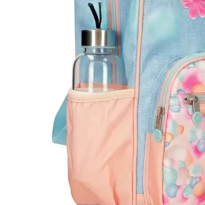 Mochila azul claro com bolso lateral rosa e garrafa de vidro