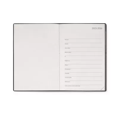 Agenda preta aberta com formato retangular mostrando página de informações pessoais para preencher