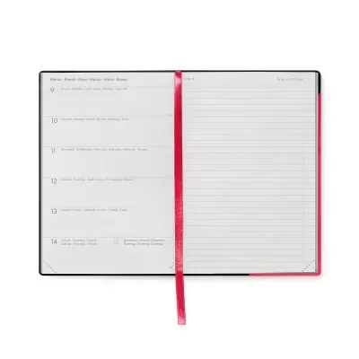 Caderno semanal aberto com páginas para dias da semana e anotações, fita vermelha e capa preta.