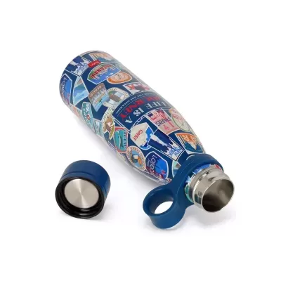 Garrafa térmica azul com autocolantes de viagem e tampa ao lado