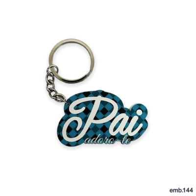 porta-chaves metálico com pendente plástico azul quadriculado e texto Pai adoro-te