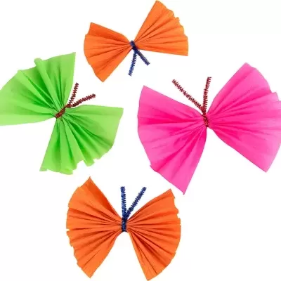Mariposas de papel en colores verde, rosa y naranja con limpiapipas