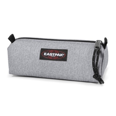 Estojo cinzento com etiqueta EASTPAK num fundo branco