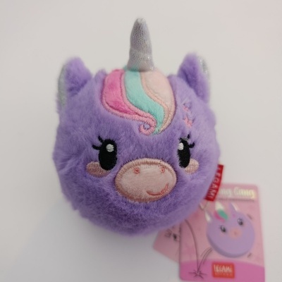 Pelúcia redonda de unicórnio lilás com chifre prateado e crina colorida