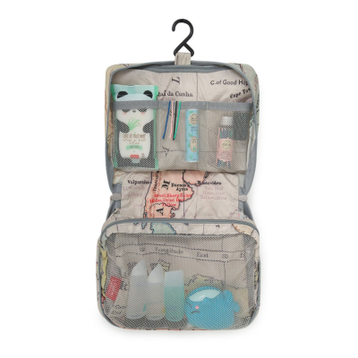 Necessaire de tecido com padrão de mapa e divisórias com produtos pessoais