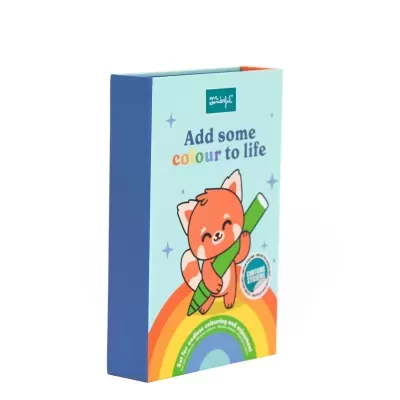 Caixa azul claro com desenho de panda vermelho e lápis verde