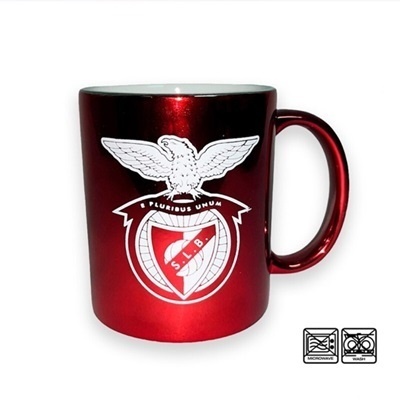 Caneca vermelha metálica com símbolo do clube S.L.B.