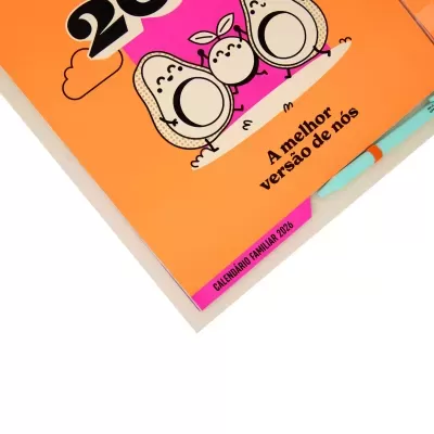 Capa de calendário familiar 2026 com ilustração de abacates e texto motivacional