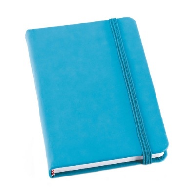Caderno azul com elástico fechado em fundo branco