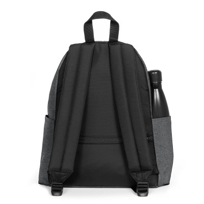 Mochila cinza com alças pretas almofadadas e bolso lateral com garrafa preta