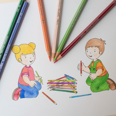 Lápis de cor Giotto be-bè com desenhos de crianças a pintar numa folha