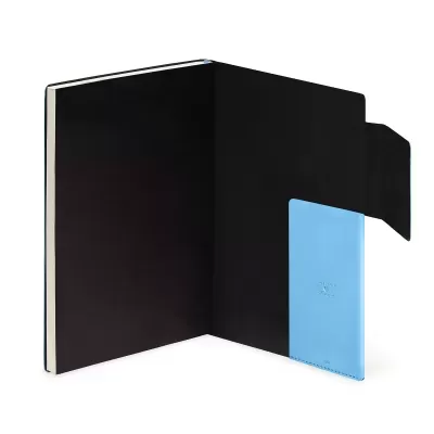 Agenda preta aberta com bolso azul claro interno e aba preta