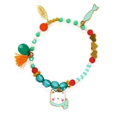 Pulseira colorida com pendentes de gato e peixe, contas azuis e vermelhas.