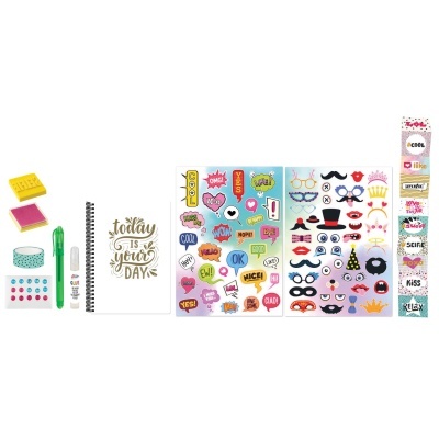 Materiais de papelaria com caderno, caneta, lápis, carimbos, fita adesiva e autocolantes coloridos