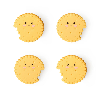 Quatro biscoitos amarelos redondos com rostos e mordidas em fundo branco