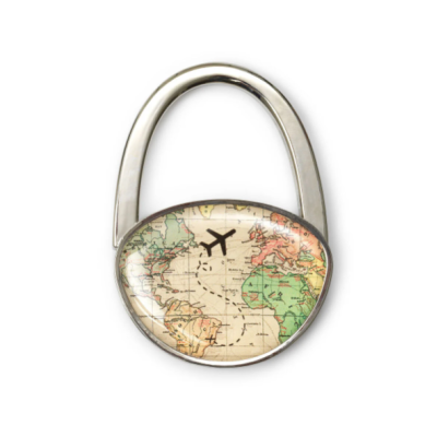 Cadeado metálico com mapa antigo do mundo e avião preto