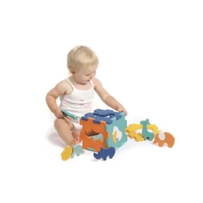 Criança a brincar com cubo puzzle de espuma colorido e peças de animais