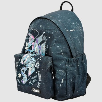 Mochila preta com desenho colorido e texto em inglês