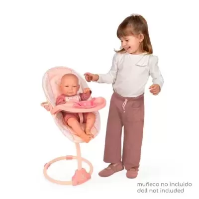 Cadeira alta rosa para boneca com menina ao lado e fundo branco