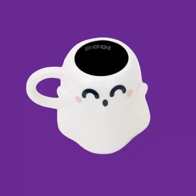 Caneca branca de cerâmica em forma de fantasma com rosto sorridente e texto BOO no interior