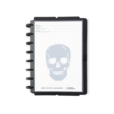 Caderno com capa preta e folhas pontilhadas com desenho de caveira