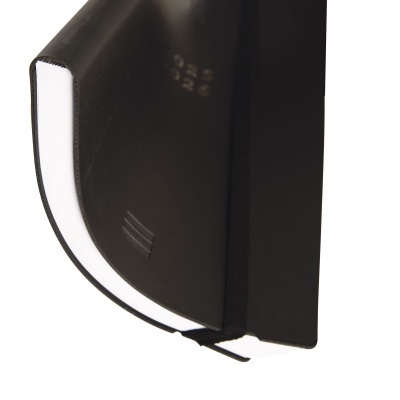 Livro com capa dura preta visto de lado