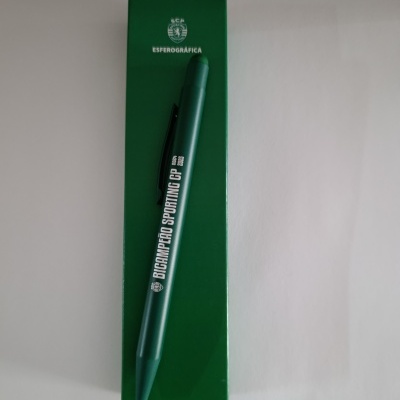 Caneta esferográfica verde em embalagem verde com texto e escudo