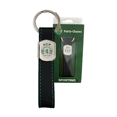 Porta-chaves preto com selo metálico do Sporting e embalagem verde