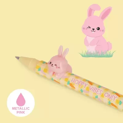 Caneta metálica rosa com coelho decorativo e desenhos de cenouras